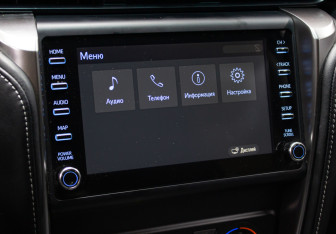 Подержанный автомобиль Toyota Fortuner 2021 года (19 фото)