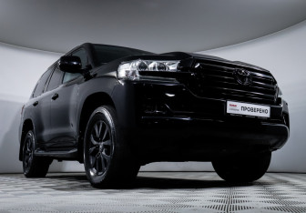 Подержанный автомобиль Toyota Land Cruiser Suv 2016 года (19 фото)