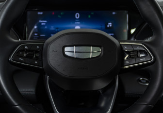 Подержанный автомобиль Geely Monjaro 2025 года (11 фото)