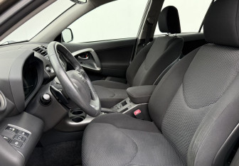 Подержанный автомобиль Toyota RAV4 2010 года (10 фото)