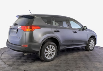 Подержанный автомобиль Toyota RAV4 2013 года (5 фото)