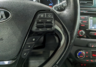 Подержанный автомобиль Kia Ceed Hatchback 2015 года (27 фото)