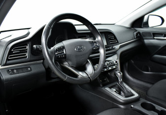 Подержанный автомобиль Hyundai Elantra Sedan 2019 года (9 фото)