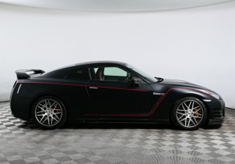 Подержанный автомобиль Nissan GT-R 2011 года (4 фото)