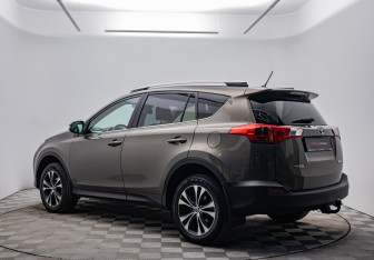 Подержанный автомобиль Toyota RAV4 2014 года (7 фото)