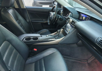 Подержанный автомобиль Lexus IS Sedan 2018 года (11 фото)