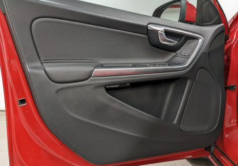 Подержанный автомобиль Volvo S60 2012 года (11 фото)