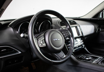 Подержанный автомобиль Jaguar XE 2016 года (14 фото)