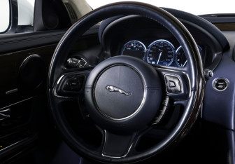 Подержанный автомобиль Jaguar XJ 2012 года (13 фото)