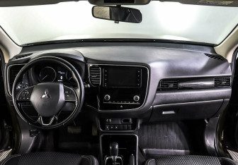 Подержанный автомобиль Mitsubishi Outlander 2020 года (11 фото)