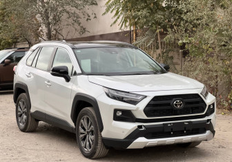 Новый Toyota RAV4 2025 (5 фото)