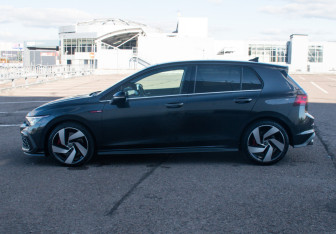 Подержанный автомобиль Volkswagen Golf GTI Hatchback 2021 года (8 фото)