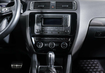 Подержанный автомобиль Volkswagen Jetta Sedan 2016 года (14 фото)