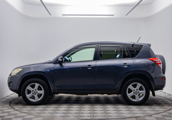 Подержанный автомобиль Toyota RAV4 2009 года (8 фото)