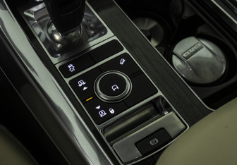 Подержанный автомобиль Land Rover Range Rover Sport 2018 года (18 фото)