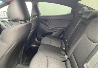 Подержанный автомобиль Hyundai Elantra Sedan 2011 года (10 фото)