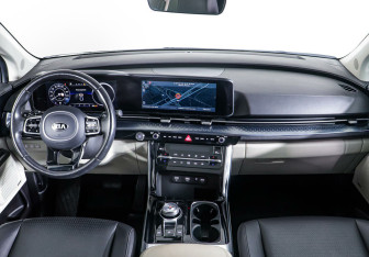 Подержанный автомобиль Kia Carnival 2021 года (12 фото)