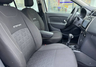 Подержанный автомобиль Renault Sandero 2017 года (10 фото)