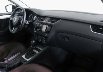 Подержанный автомобиль Skoda Octavia Liftback 2016 года (5 фото)