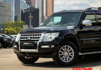 Подержанный автомобиль Mitsubishi Pajero 2017 года (15 фото)