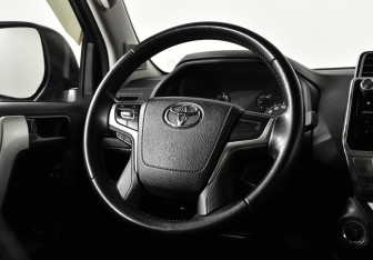 Подержанный автомобиль Toyota Land Cruiser Prado 2019 года (13 фото)