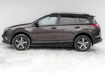 Подержанный автомобиль Toyota RAV4 2018 года (8 фото)