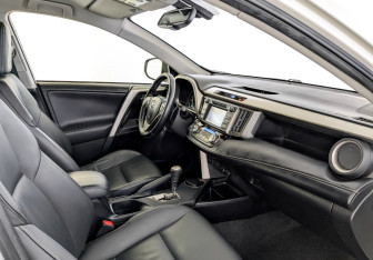 Подержанный автомобиль Toyota RAV4 2015 года (12 фото)