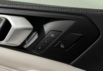 Подержанный автомобиль BMW X5 2021 года (18 фото)