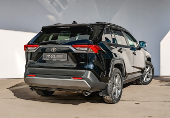 Подержанный автомобиль Toyota RAV4 2021 года (5 фото)