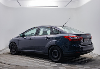 Подержанный автомобиль Ford Focus Sedan 2011 года (7 фото)