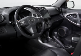 Подержанный автомобиль Toyota RAV4 2008 года (14 фото)