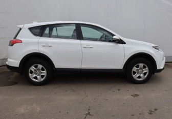 Подержанный автомобиль Toyota RAV4 2016 года (7 фото)