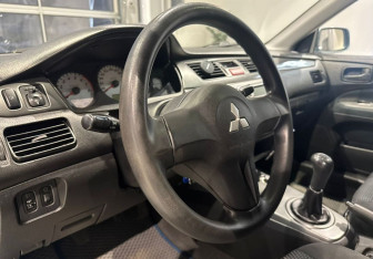 Подержанный автомобиль Mitsubishi Lancer Wagon 2006 года (13 фото)