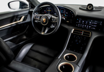 Подержанный автомобиль Porsche Taycan 2020 года (16 фото)