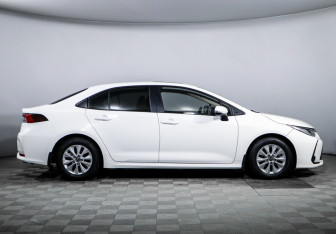 Подержанный автомобиль Toyota Corolla Sedan 2021 года (4 фото)