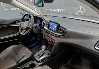 Подержанный автомобиль Kia Ceed Hatchback 2019 года (13 фото)