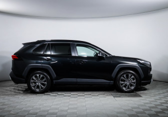 Подержанный автомобиль Toyota RAV4 2024 года (4 фото)