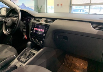Подержанный автомобиль Skoda Octavia Liftback 2020 года (10 фото)