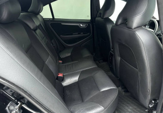 Подержанный автомобиль Volvo S60 2008 года (14 фото)