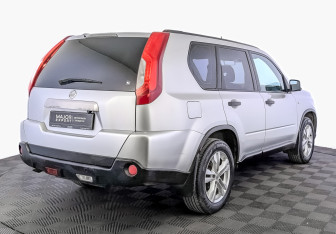 Подержанный автомобиль Nissan X-Trail 2013 года (5 фото)