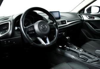 Подержанный автомобиль Mazda 3 Hatchback 2016 года (11 фото)