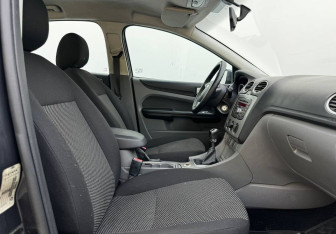 Подержанный автомобиль Ford Focus Sedan 2010 года (10 фото)