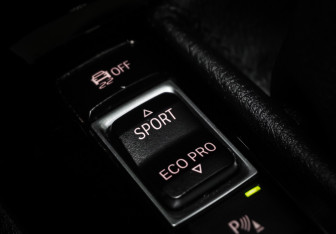 Подержанный автомобиль BMW X1 2020 года (19 фото)