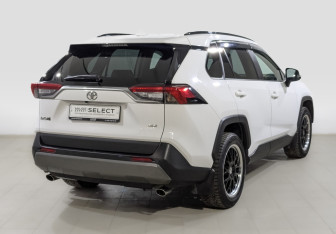 Подержанный автомобиль Toyota RAV4 2021 года (5 фото)