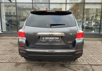 Подержанный автомобиль Toyota Highlander 2010 года (7 фото)