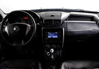 Подержанный автомобиль Nissan Terrano 2015 года (11 фото)