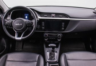 Подержанный автомобиль Kia Rio Hatchback 2021 года (13 фото)