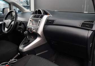 Подержанный автомобиль Toyota Verso 2012 года (7 фото)