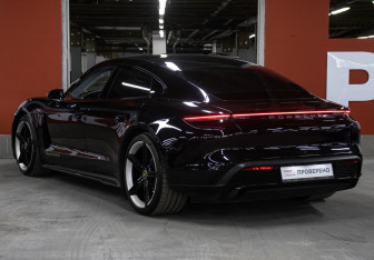 Подержанный автомобиль Porsche Taycan 2021 года (7 фото)
