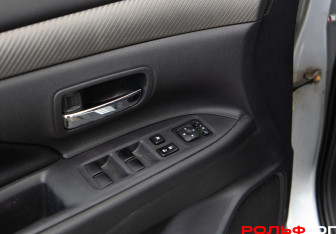 Подержанный автомобиль Mitsubishi Outlander 2014 года (13 фото)